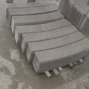 伊春芝麻白弧形路牙石