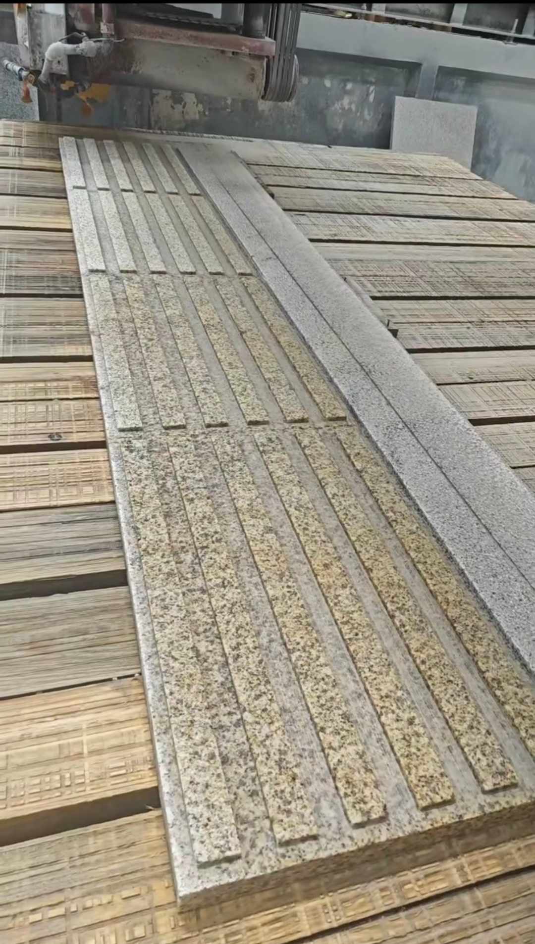 伊春黄金麻盲道石 盲条