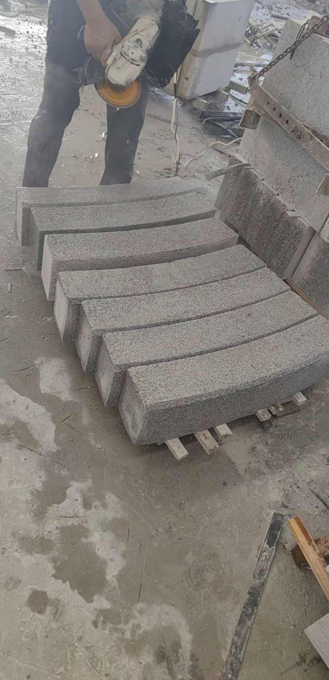 伊春芝麻白弧形路牙石