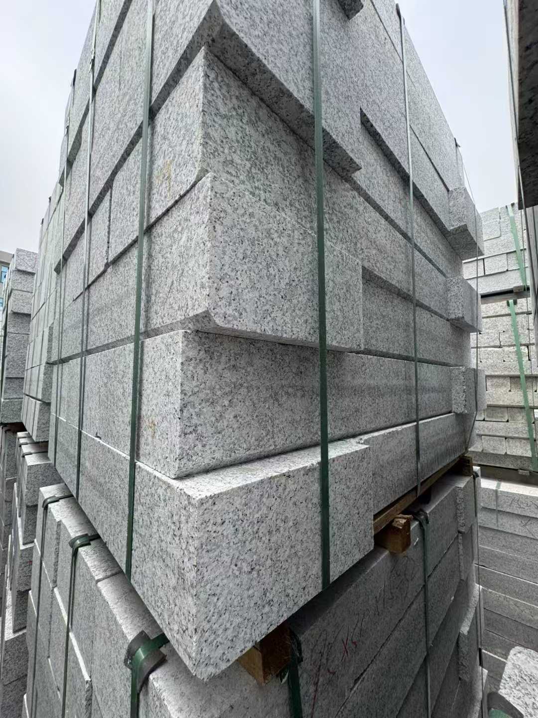 伊春芝麻白路牙石 马路牙子