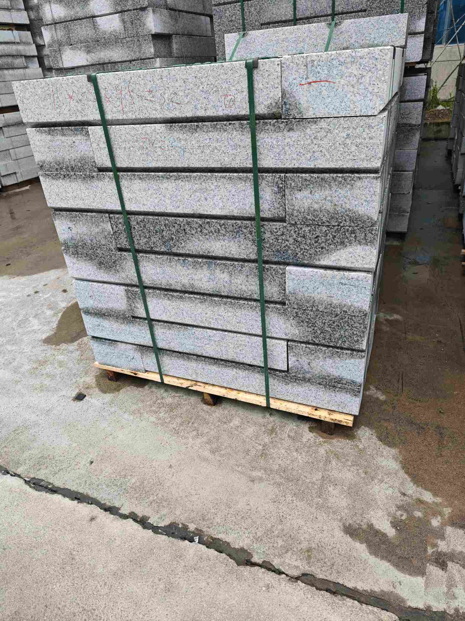 伊春芙蓉白路牙石，马路牙子